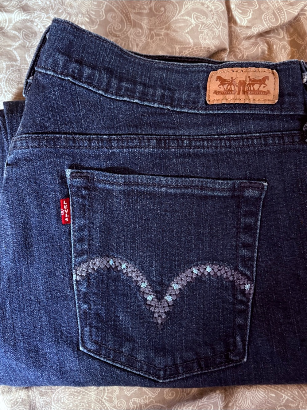 Levi's Women's Dark Wash Capri Length Jeans with Embellished Pockets 16